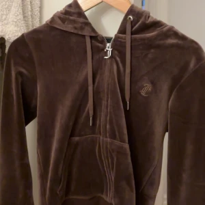Juicy Couture - Säljer en brun Juicy Couture i storlek S tröja då den inte kommer till användning, bara använd några fåtal gånger, så typ nyskick 🤎 Byte till en Juicy tröja i annan färg i storlek S eller M är även av intresse