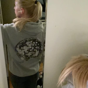 Hoodie med print på ryggen - En mjuk och skön hoodie med en discokula på ryggen. Storlek M. Bra skick då jag använt den typ tre gånger och jag säljer den för att den inte kommit till användning. Den är från amie som är från nederänderna tror jag ich jag köpte den för drygt 600kr