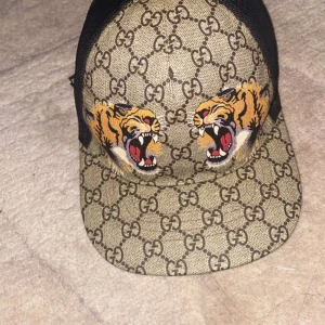 Gucci keps - Hej säljer min Gucci keps som jag inte använder längre därmed har jag bara haft den i 8 månader men hittar inte boxen o sånt skriv för intresse!!