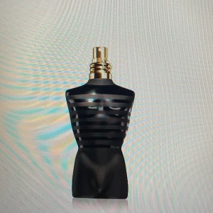 Svart parfymflaska formad som en manlig torso - Säljer en cool svart parfymflaska som är formad som en manlig torso. Flaskan har horisontella ränder och en guldfärgad spraytopp. Perfekt för den som vill ha en unik och stilren parfymflaska på sin hylla. Köp direkt eller ge prisförslag 💛