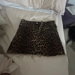 Leopard jeans kjol  - Används tyvärr inte men väldigt fin o sånt!! 🥰