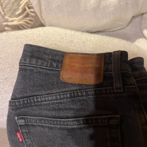 Mörkgrå vintage Levis 501 - Mörkgrå vintage Levi's 501 med klassisk rak passform och knappgylf. Storlek W30 L30.