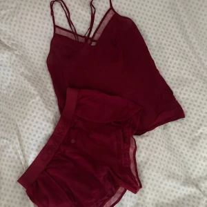 Vinröd pyjamas från Calvin Klein - Säljer en vinröd pyjamas från Calvin Klein. Setet består av ett linne med smala axelband och matchande shorts❤️