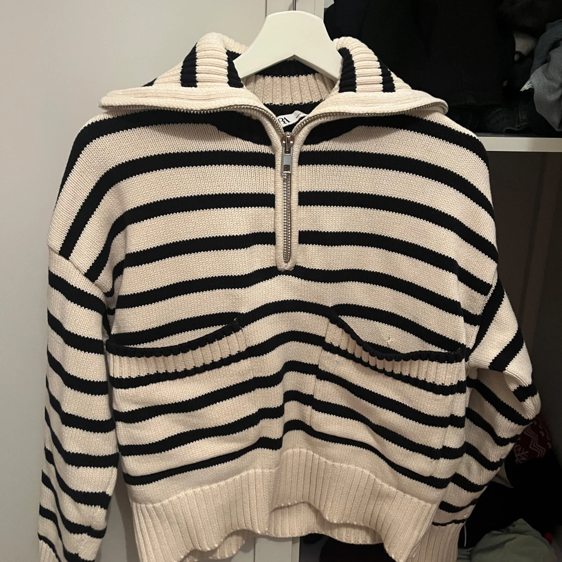 Randig stickad tröja med dragkedja - 1