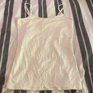 Vitt linne från Vila - Säljer mitt vita linne från Vila. Bra skick men sömnen har gått upp lite på ena bandet men inget man tänker på och är enkelt att sy ihop. Använt några ggr men inte mycket. Storlek S/M. Hör av dej vid intresse eller för mer info. Köparen betalar frakten💕