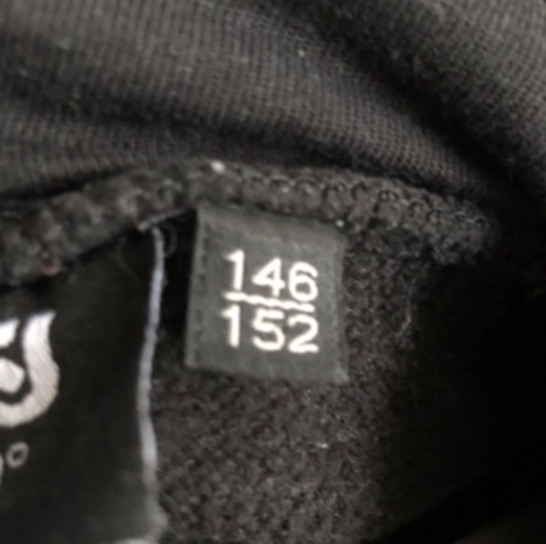 Svart hoodie med tryck och ränder - 91