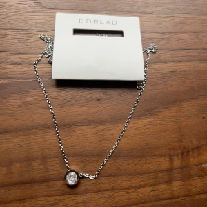 Silverhalsband från Edblad - Såå fint silverhalsband från Edblad med en sten i mitten🩷🩷Helt oanvänt🤩
