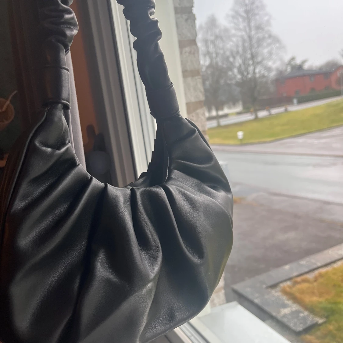 Svart axelväska i syntet - 91