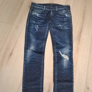 Blå jeans från Replay - Ett par feta replay jeans storlek w27 L30 feta slitningar. Pris kan snackas om