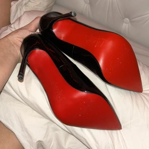 Louboutin klackar  - Säljer mina fina skor, har tyvärr ingen användning för dessa. Vet ej om de är äkta, inget kvitto! Skickar med ett par skydd för de röda sulorna! Klackarna är lite stora i storlek! Skulle säga att de är 39-40. 