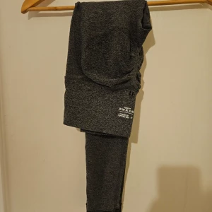 Grå leggings - Snygga grå leggings i stretchigt material med 95% polyamid och 5% elastan. Perfekta för en bekväm och stilren look. De har en tight passform och är tillverkade i Kina.