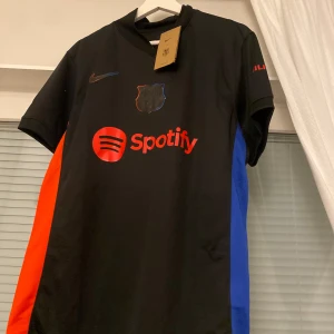 Svart fotbollströja med Spotify-logga - Barcelona tröja. S.
