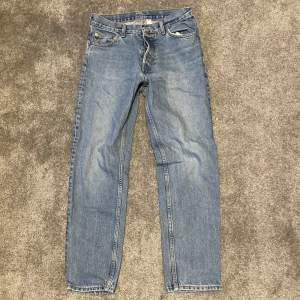 Säljer ett par klassiska blå jeans från Weekday i modellen Barrel Relaxed Tapered. Mycket bra skick. 