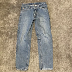 Weekday Barrel jeans - Säljer ett par klassiska blå jeans från Weekday i modellen Barrel Relaxed Tapered. Mycket bra skick. 