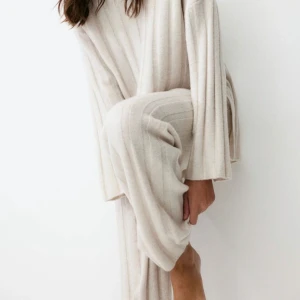 Beige ribbade byxor - Snygga och bekväma beige ribbade byxor med en loose passform. Köpta från HM med prislappen på köpta för 399 säljer för 200kr. I storlek xs men passar ända upp till M 