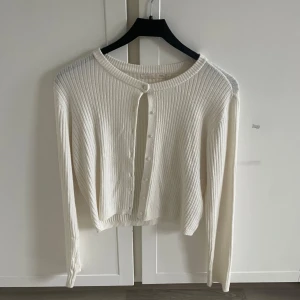 Vit ribbad kofta från lager 157 - Säljer en vit ribbad kofta från Lager 157. Knappt använd. Den är ganska liten i storleken så tog M även om jag brukar ha xs/s💕