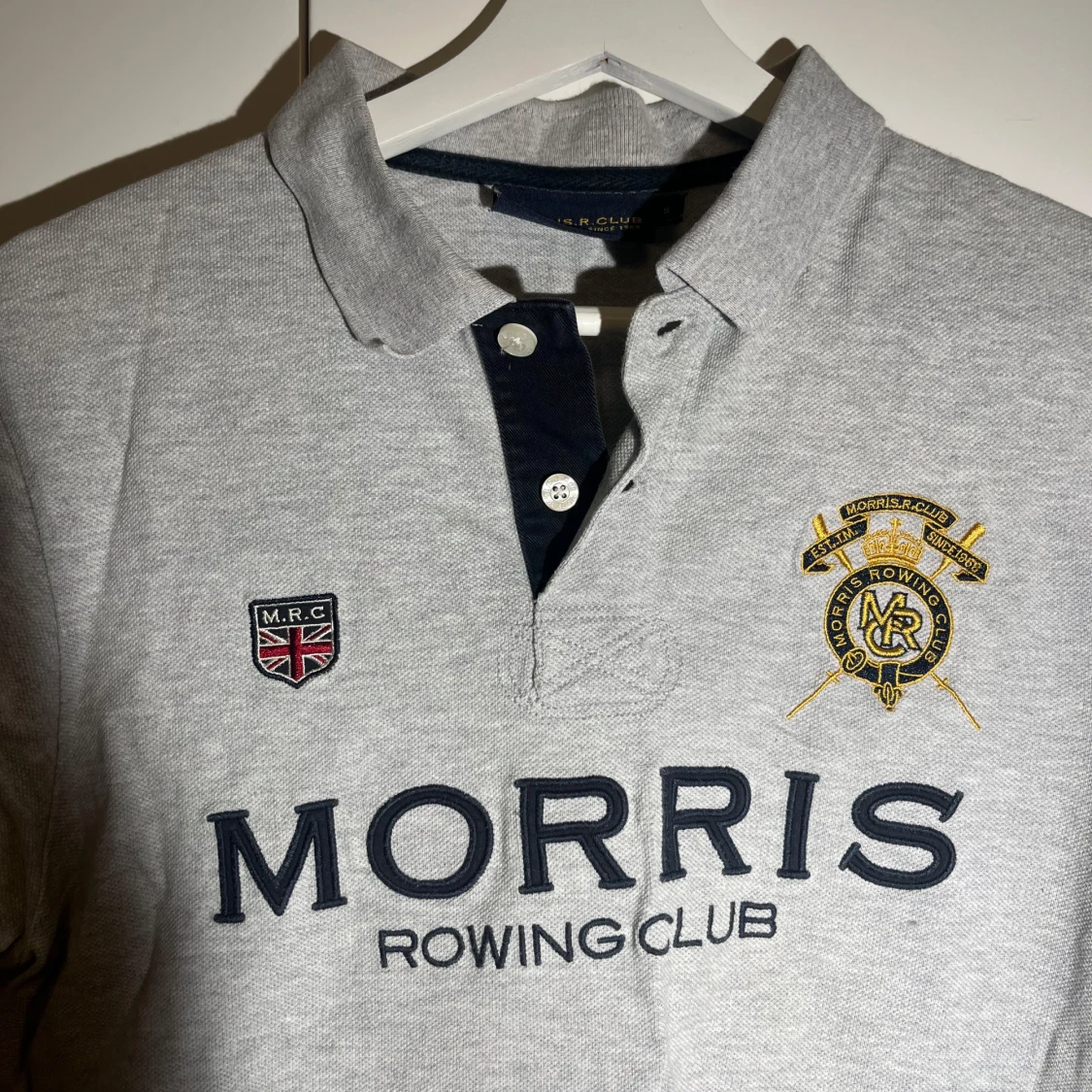 Grå pikétröja från Morris R. Club - 90