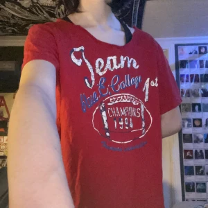 Röd tröja - Röd tröja som jag köpte för 79kr som jag klippt i, den är i storlek S. Säljer för 45kr+frakt