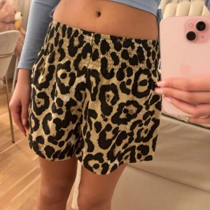Leopardmönstrade shorts - Snygga leopardmönstrade shorts med elastisk midja. Perfekta för en trendig look. 