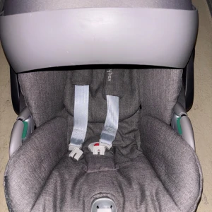 Cybex babyskydd  - Jag säljer ett super fin  babyskydd från Cybex, som knappt har använts. Den är både säkert och bekvämt. Tveka inte att kontakta mig om ni vill se fler bilder eller få mer information om babyskyddet. 