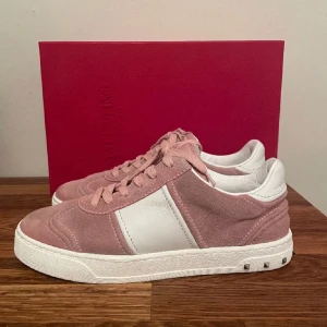 rosa as snygga Valentino flycrew - Nu är det dags för mig att sälja mina fina Flycrews, jag säljer dessa då jag inte har använt dom särskilt mycket och då känner jag att det finns någon annan person som skulle bli glad utav dom! Dom har några defekter inne i skon som inte märks av men det är även så att 2 av 9 taggar har låstnat på båda skorna. En extra tagg följer med skorna när du köper! Kom priv för frågor eller mer bilder. Dessa är i 36,5 och passar mig som har 37-38 då valentino har större storlekar.💗💗💗 skorna är i mocha!