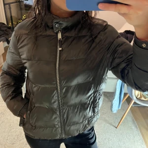 Khaki färgad pufferjacka från Massimo Dutti -  pufferjacka från Massimo Dutti med dragkedja framtill. 