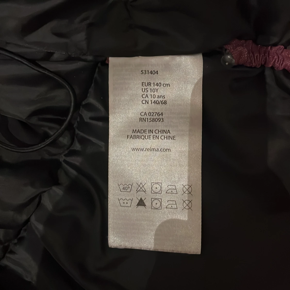 Vinröd vattentät dunparkas Serkkula från Reima  - 90