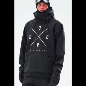 Svart Dope jacka - Svart Dope jacka med vit logga, modell Yeti. En lite äldre version av jackan på första bilden, så det är vissa skillnader som t.ex. färgen på snörena och modellen på luvan. Jackan har en stor ficka framtill och justerbar huva med snören. Den är endast använd en gång så den är i perfekt skick. Nypris 1599kr.