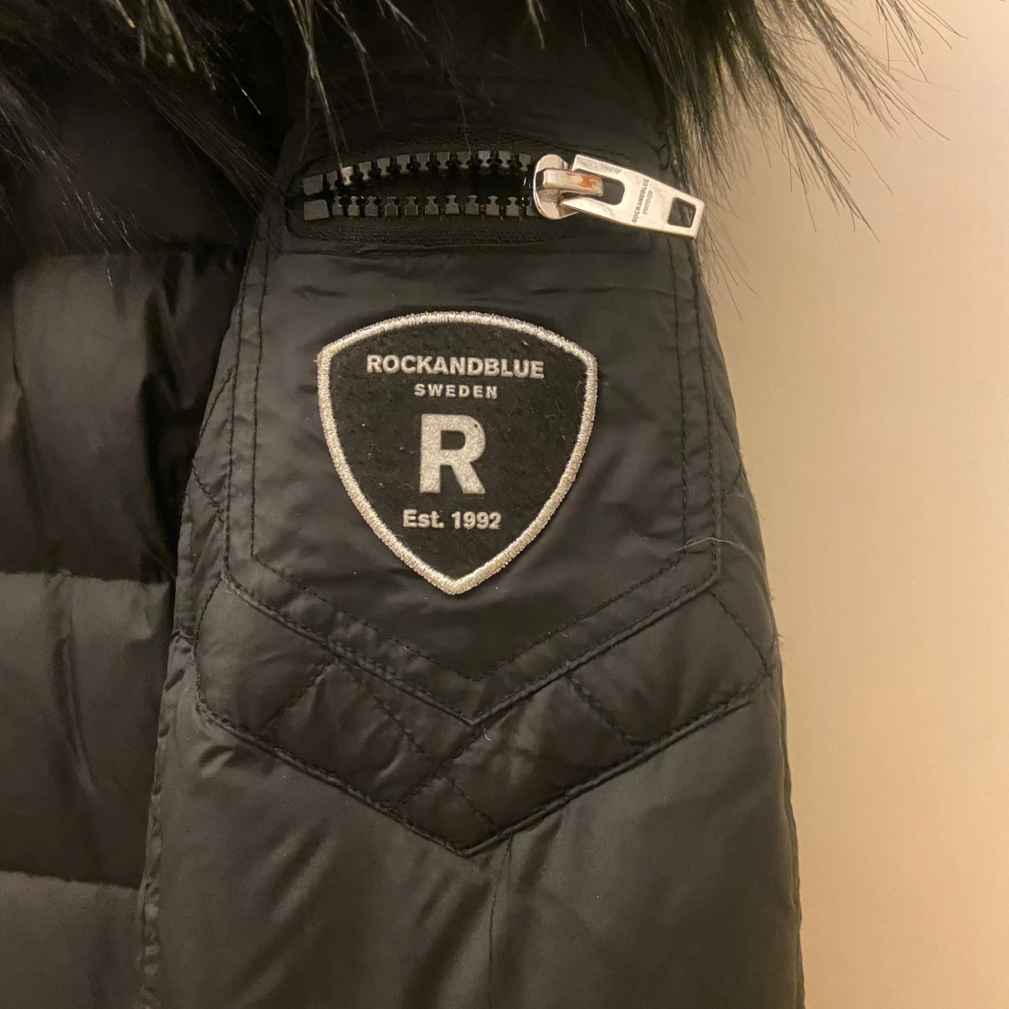 ROCKANDBLUE svart dunjacka med fuskpäls - 93