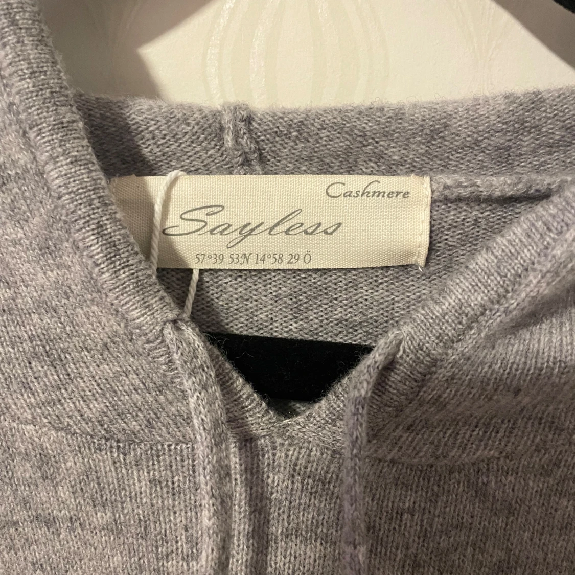 Grå kashmir hoodie från Sayless - 90