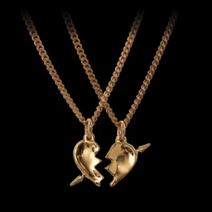 Guldhalsband med delat hjärta - Vill hitta någon som vill dela på halsbanden. Det måste vara någon som vill följa med till nk butiken den 2 januari, 3 januari eller 4 januari. 2150 var! 