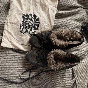 Svarta boots med foder från Isabel Marant - Snygga svarta boots från Isabel Marant med varmt foder och snörning. Perfekta för kyligare dagar med en robust sula och stilren design.