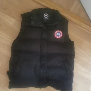 Svart dunväst från Canada Goose - Priset kan diskuteras