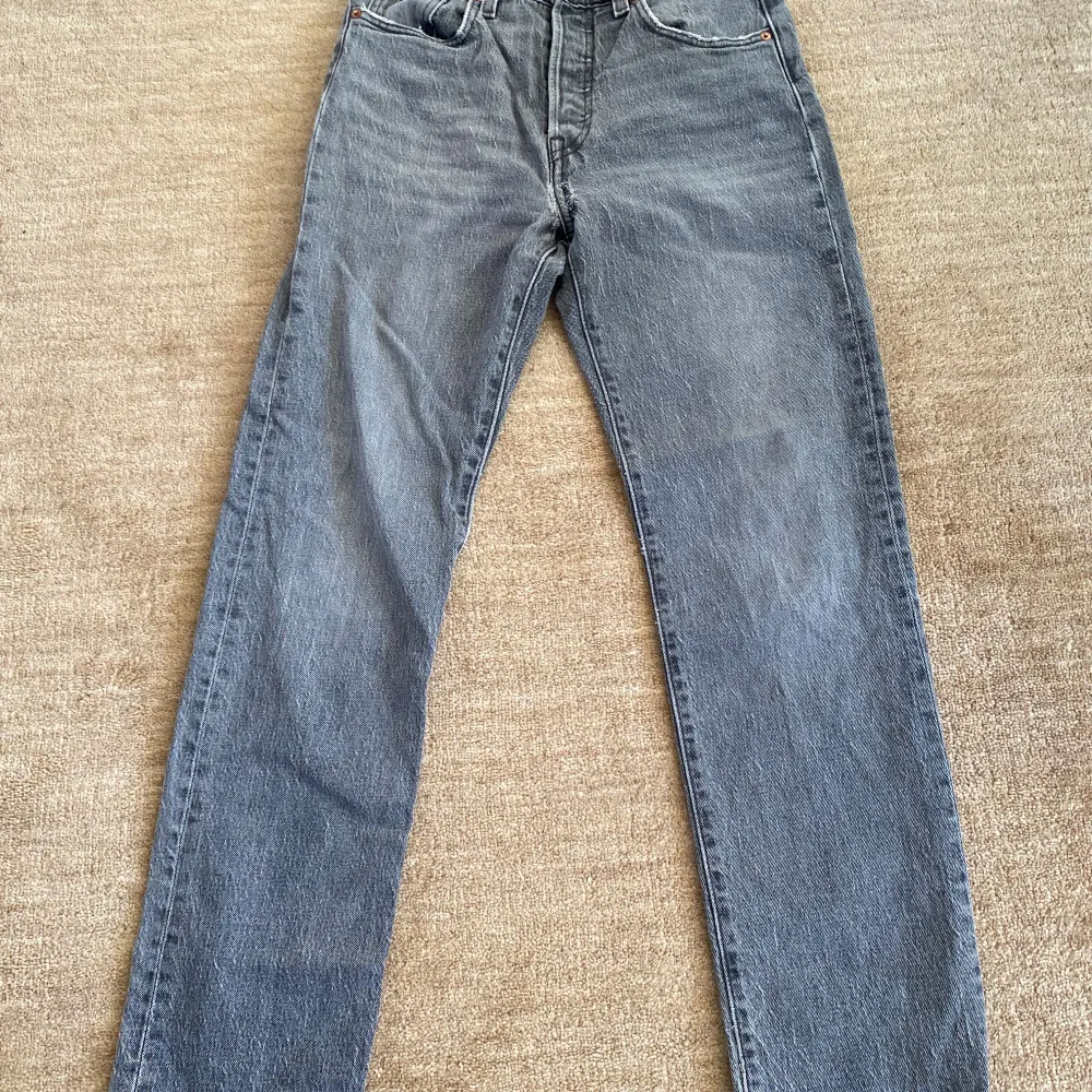 Säljer nu dessa feta Levis 501 jeans i en grå färg. Säljs på grund av att de är för små. Skick 6/10 på grund av att det blivit ett hål, som dock har lagats (se bild 3). Strl: L:30 W:24. Nypris: ca 1100 Mitt pris: 199. Bara att höra av sig vid minsta fundering. . Farkut & Housut.