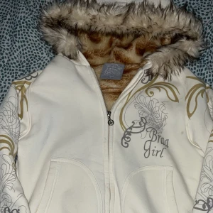 Fur zip up  - Snygg, vintage,  vit zipup med pälsfodrad huva & jättefina detaljer på armarna. Jättebra skick förutom en liten fläck som man ser på näst sista bilden! Skriv gärna vid flera frågor!💓