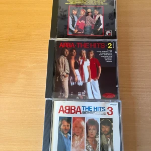 Abba cd-skivor  - 3 ABBA hits. Väldigt fint skick, ingen fel på varken omslag eller skiva. Säljer de tillsammans