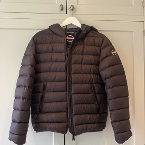 Colmar jacka (Brun) - Brun Colmar jacka i grymt skick. 9/10 skick⭐️ Storlek XS men kan passa S. Modellen på bilden är 173 cm lång.