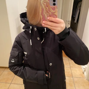 Svart jacka från Dope - Säljer min skidjacka från dope som är endast använd några få skidsäsonger. Det finns inga defekter på. Hör av er vid funderingar eller fler bilder😊
