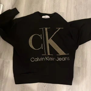 Svart sweatshirt från Calvin Klein Jeans - Selling my calvin klein jeans hoodie quality is perfect 10/10 only worn it like two times the fits is s