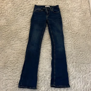 Lågmidjade bootcut jeans - Zara - De populära lågmidjade bootcut jeansen från Zara. Säljer pga att de inte kommer till använding. Skriv för fler frågor eller bilder!🤍