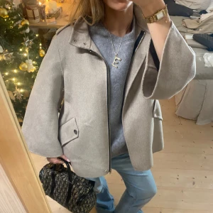 Beige kappa med dragkedja - SÅÅ snygg och classic!!❤️❤️