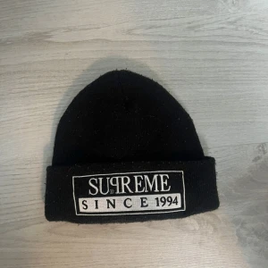 Supreme mössa - Super eftertraktad Supreme mössa perfekt nu till vintern eller kommande vår. Kostar över 1000kr ny på StockX. Inga skavanker eller skador. Aldrig använt! Skriv om de finns frågor!