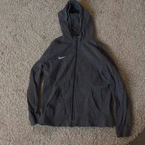Säljer min jätte fina Nike hoodie! - Den är grå och jätte fin, den är i storlek 158! Bra skick och jätte skön. Perfekt när du bara vill ha på dej något fint och enkelt.
