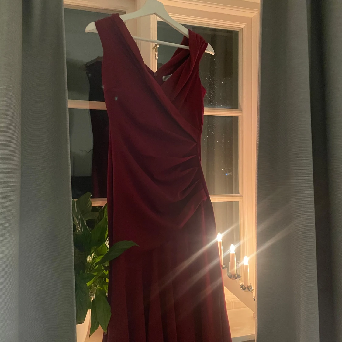 Vinröd balklänning från Goddiva