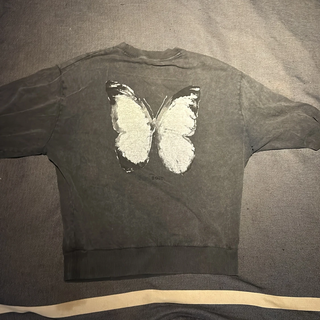 Grå sweatshirt med fjärilstryck från Boss - 90