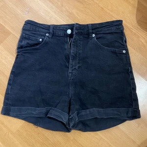 Svarta jeans shorts  - Svarta shorts som inte kommer till användning då de blivit för stora. Lite mellan långa i midjan.