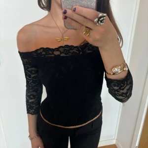 Trekvartsärmad off shoulder spetstopp  - Såå snygg trekvartsärmad off shoulder spetstopp! Perfekt på fest 😍 Jag är 168 och det är mina bilder, köp via köp nu direkt eller Swish, kvar tills markerad som såld ❤️