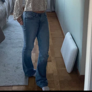 Blå bootcut jeans - Snygga blå bootcut jeans från lee. Står ingen storlek men skulle uppskatta är i storleken 40❣️