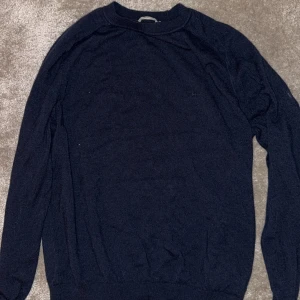 Mörkblå tröja - Säljer en stilren mörkblå tröja med långa ärmar. Perfekt för kyligare dagar och enkel att matcha med olika outfits. Extremt mjukt och skönt material!