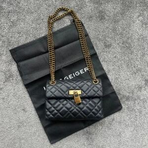 väska från kurt geiger - jätte fin väska från kurt geiger. köpt på plick innan, säljer då den tyvärr ej kommer till användning💕💕 lånade bilder från henne jag köpte från😍